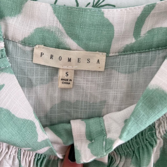 Cute flowy cropped tank - Picture 2 of 3